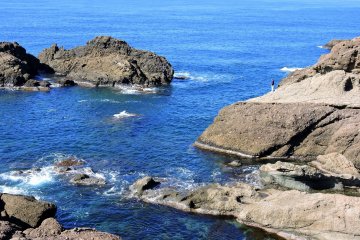 <p>Clear blue water of Echizen Beach and beautiful rocks</p>