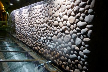 <p>The Water Pearl exhibit at the end of the tunnel is fascinating - the drops seem to dance and defy gravity</p>