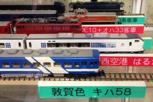 Các chuyến tàu được mô phỏng bởi mô hình thu nhỏ như Sân bay Haruka Kansai đến Kyoto Limited Express được trưng bày.