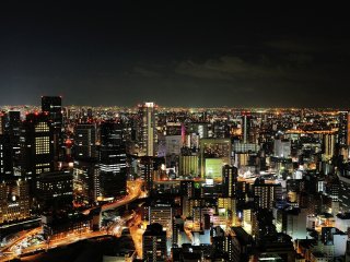 梅田スカイビルの地上４０階建ての最上部、屋上が３６０&deg;解放された展望フロア