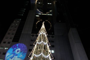 <p>1층에는 &#39;독일 크리스마스 마켓&#39; 이 열리고 있었고 엄청 큰 크리스마스 트리가 빌딩 끝까지 뻗어있는 듯 했습니다.&nbsp;</p>