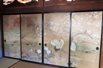 <p>This beautiful fusuma depicts all four seasons. Also note the beautifully carved ranma above them. &nbsp;</p>