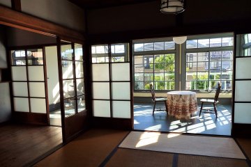 <p>Higher ranking patients waited in a room filled with gorgeous fusuma. The room for regular patients was plain and undecorated.</p>