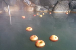 Les pommes flottant dans le onsen