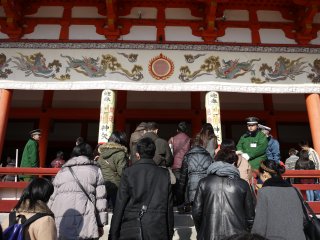 В ожидании своей очереди помолиться на ступенях храма