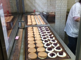 From the street you can see the chefs making manju through the shop window. She makes them with machine like&nbsp;focus&nbsp;-&nbsp;accurate &amp;&nbsp;speedy.&nbsp;