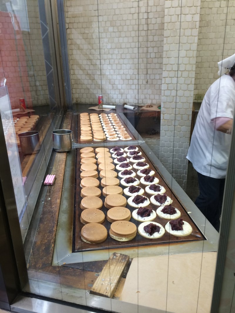<p>From the street you can see the chefs making manju through the shop window. She makes them with machine like&nbsp;focus&nbsp;-&nbsp;accurate &amp;&nbsp;speedy.&nbsp;</p>