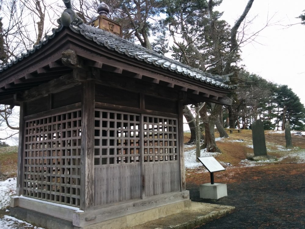 Цубо но исибуми (壺の碑) находится внутри этого деревянного сооружения. Оно было создано в 762 году, чтобы обозначить местность, где был возведен замок Тага
