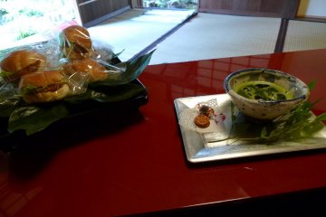 <p>ชาเขียวท้องถิ่นและขนมญี่ปุ่น</p>
