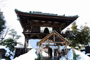 <p>Main gate of Shougenji Temple. The makeshift wooden arch in front of the gate is for New Year&#39;s celebration as well as to give visitors protection from the snow.</p>