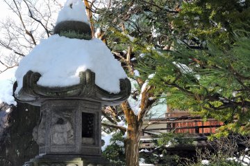 <p>Snow-capped stone lantern in the garden</p>