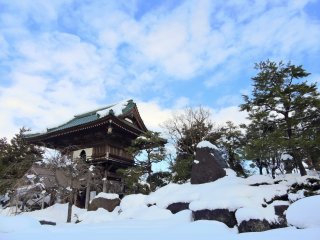 雪に埋もれた日本庭園。どこがハス池か分かるだろうか?
