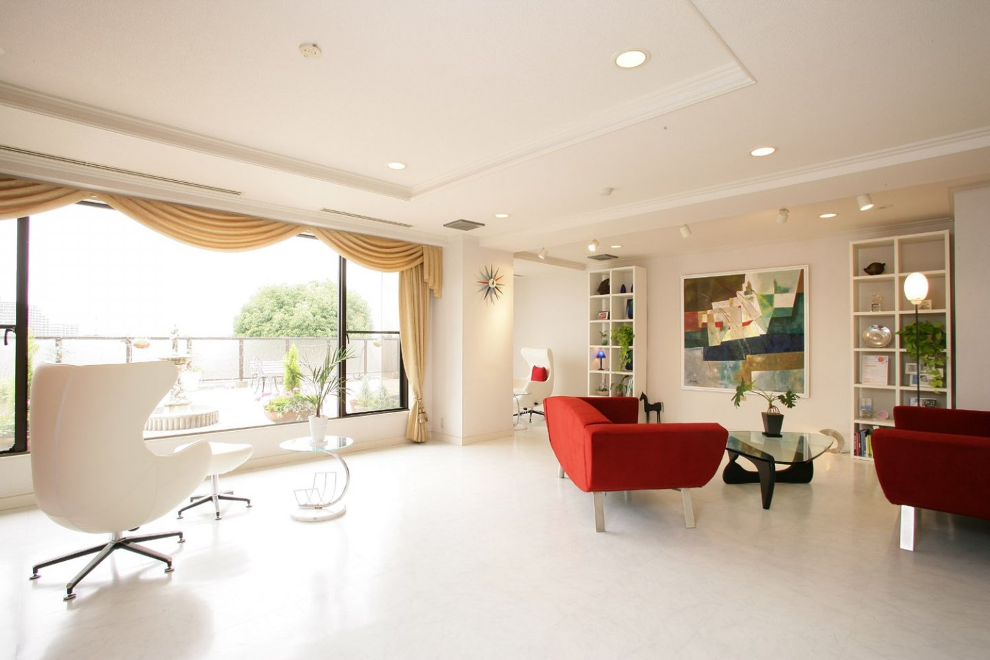 The clinic has a clean & contemporary atmosphere with luxury, tasteful decor and neutral tones