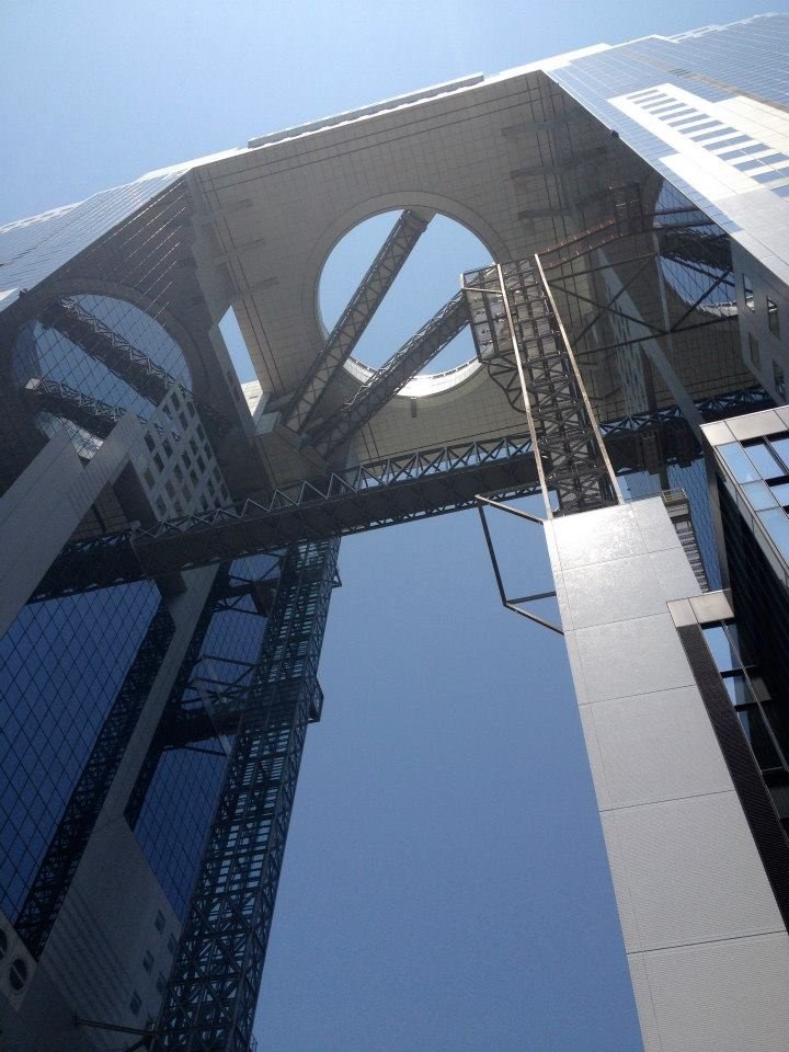 ภาพที่มองจากใต้อาคาร Umeda Sky Building 