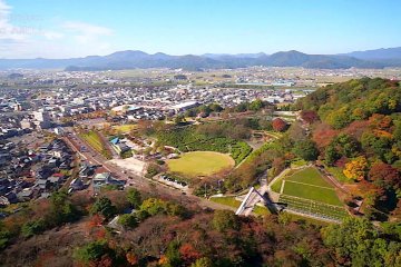 가을에 니시야마 공원 위를 날다