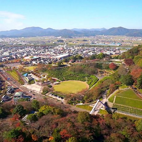 福井、秋の西山公園上空を飛ぶ