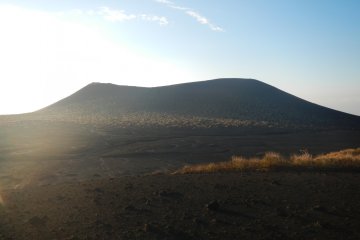 <p>Вулкан Михара виден по другую сторону пустыни</p>