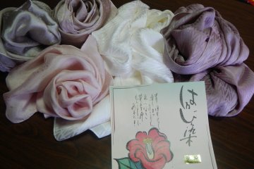 <p>Camellia dyed silk of the Dream Studio</p>