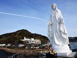 岬の聖母像。フランシスコ・ザビエル渡来400年を記念し、1949年に建てられた。