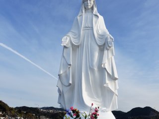 船で長崎に入ると、港の玄関口の左手に航海の安全を見守る純白のマリア像が出迎えてくれる