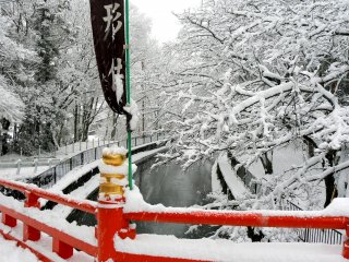 Looking along the canal from Honkokuji&#39;s red bridge