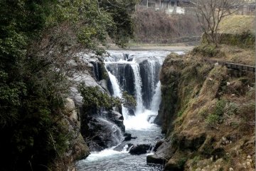 <p>The upper section of Shimojo Waterfall</p>