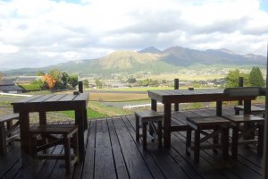 Pemandangan Gunung Aso, Kumamoto dari kafe