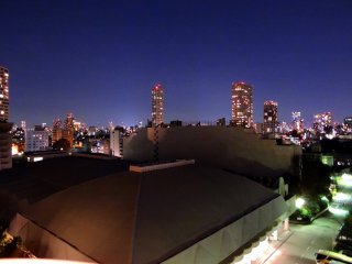 Khung cảnh Tokyo về đêm khi nhìn từ ban công trên tầng 15 của khách sạn Illuminated city view of Tokyo seen from the veranda of my room at Grand Prince Hotel New Takanawa