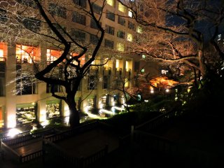 Khung cảnh khách sạn rand Prince Hotel Takanawa khi nhìn từ lối đi bên trong vườn