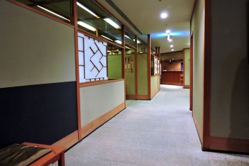 Spacious corridor of Shichiken-Jaya. Although it was the end of the year, the restaurant wasn&#39;t crowded.