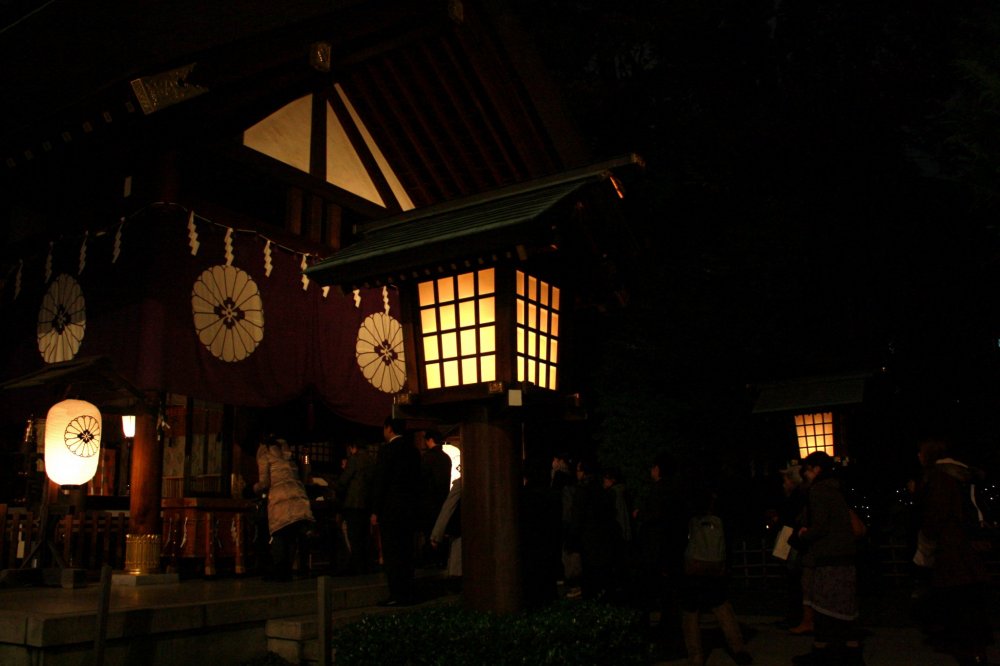 The ideal day in Kagurazaka would go something like this: First of all, you must visit Tokyo Daijingu Shrine and ask the local deities for their cooperation in your love life matters.