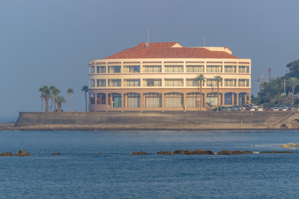 Khách sạn có thể ngắm cảnh biển từ mọi phía