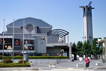 Внешний вид здания Художественного театра Сай-но-куни города Сайтама. 