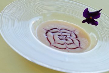 “Суп-потаж из белой фасоли” из основного меню (2700 йен).