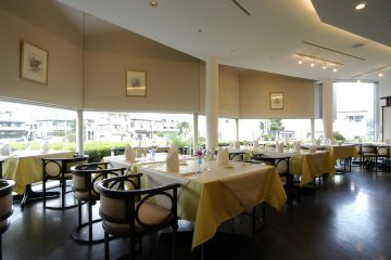 Просторный и изысканный зал ресторана “YaMa”.
