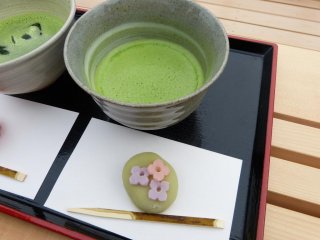 Matcha Jepang (bubuk teh hijau) disajikan dengan makanan manis Jepang.