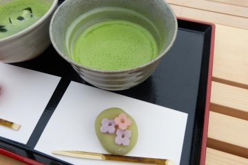ชาเขียวมัทฉะเสริฟมาพร้อมกับขนมหวานญี่ปุ่น