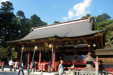 <p>Many people stopped to say prayers, and many more were there to take photos of the &quot;honden&quot; or main sanctuary.</p>
