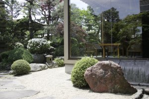 江戸の名残のある庭園。勝海舟が好んだ草履脱ぎ石もある。近藤勇や板垣退助もこの料亭に訪れたと言われている。