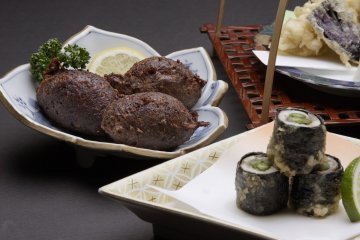 "메기 타다키튀김"은(왼쪽) 단품으로 540엔 메인으로 장어 요리 등을 드시는 분도 즐길 수 있는 "메기 요리"의 일품. <봉사료(10%)는 별도 요금>
