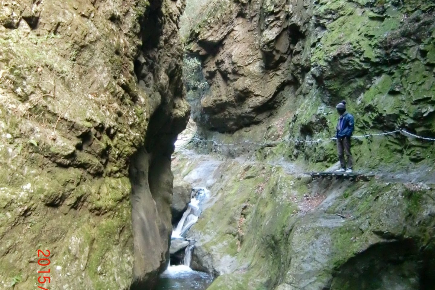 神戸岩渓谷内。岩壁に備え付けられているてチェーンをつたっての渓谷散策は秘境探検気分が楽しめます