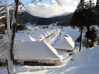 Ряды соломенных домов укрытые снегом