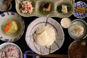 1日限定30食「おとうふランチ（1080円）春・秋」　メインはおぼろ豆腐。