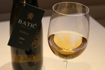 <p>Batic white wine</p>