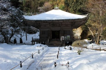 <p>Sankeiden &ndash; the mausoleum of Date Mitsumune</p>