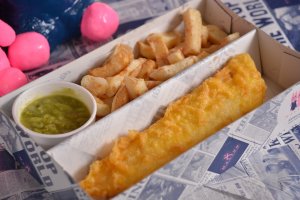 Традиционное блюдо Веливобритании&nbsp;&quot;Fish and Chips&quot; в&nbsp;&quot;Malins&quot;