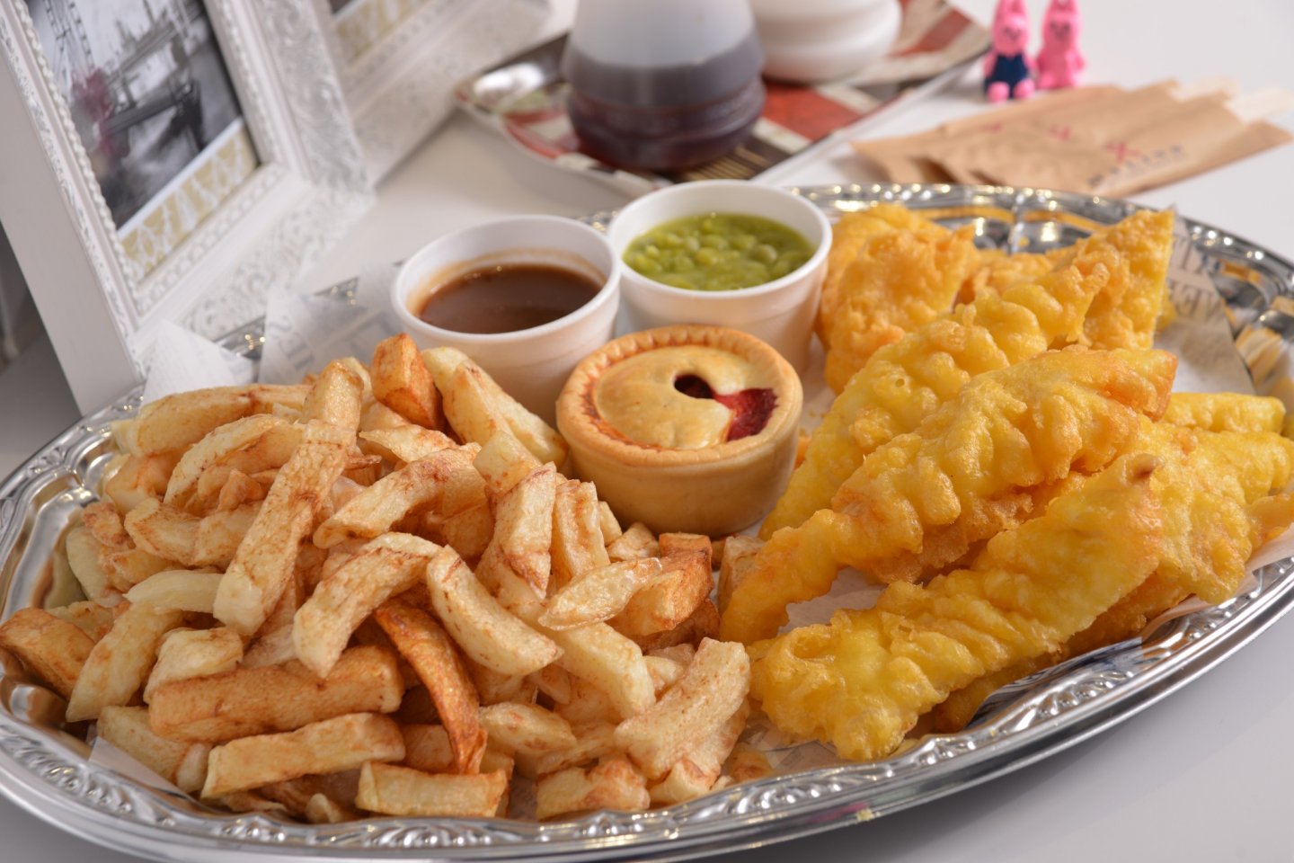 Рыба в британии. Fish and Chips Британия. Новая Зеландия Фиш энд чипс. Фиш энд чипс в Лондоне. Фиш энд чипс Джейми Оливер.