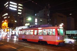 Salah satu trem retro Matsuyama di malam hari
