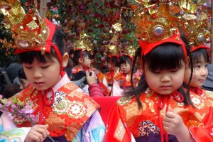 Les jeunes filles &agrave; bord des chars pour la parade d&#39;ouverture des festivit&eacute;s de Hina &agrave; Yanagawa