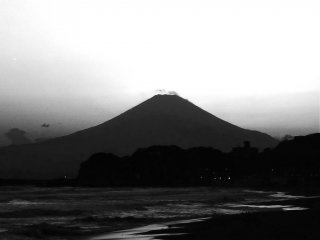 七里ケ浜と富士の夕景　時を忘れてしばし佇む